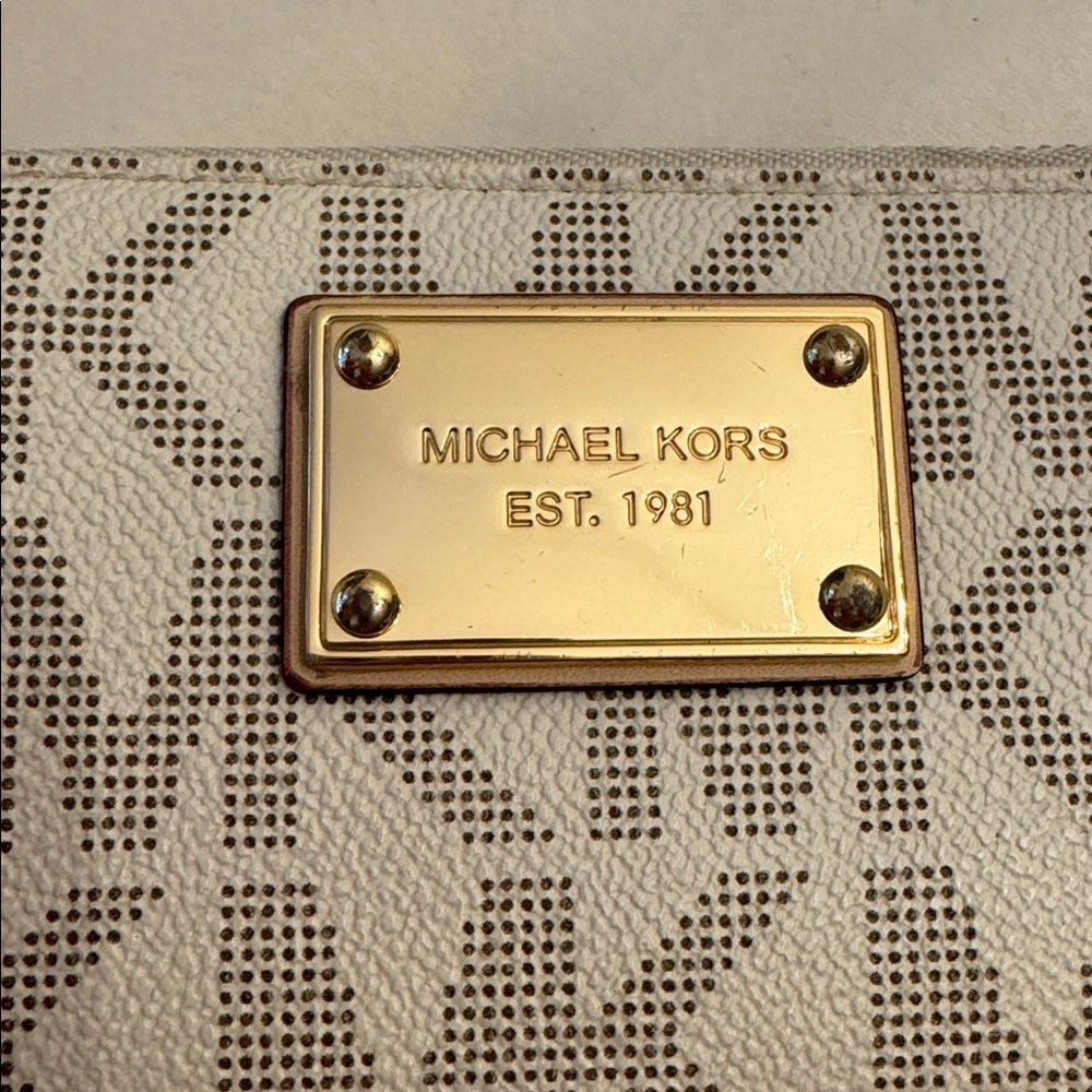 Amazing condition! Michael Kors Logo Wallet/Wristlet - Picture 2 of 13
